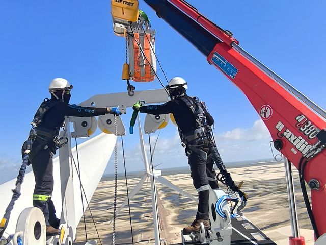 Equipe em operação no topo do aerogerador