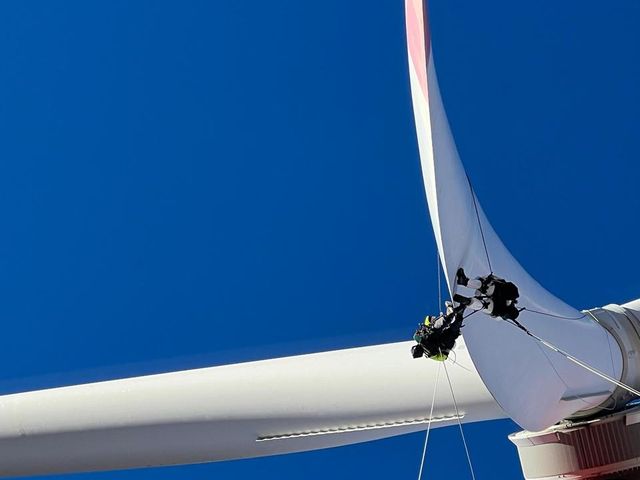 Técnico em acesso por cordas na pá do aerogerador