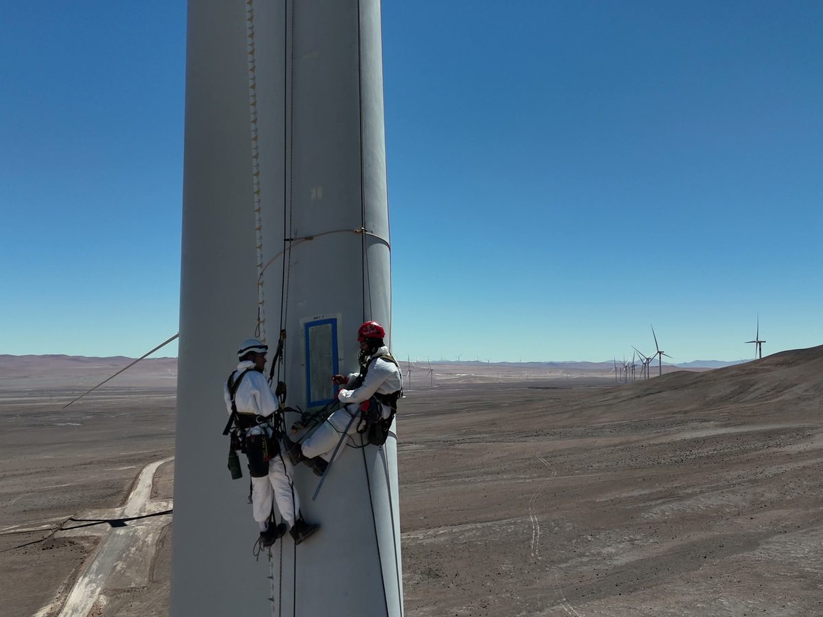 Técnico da Soul Wind em acesso por cordas na pá do aerogerador